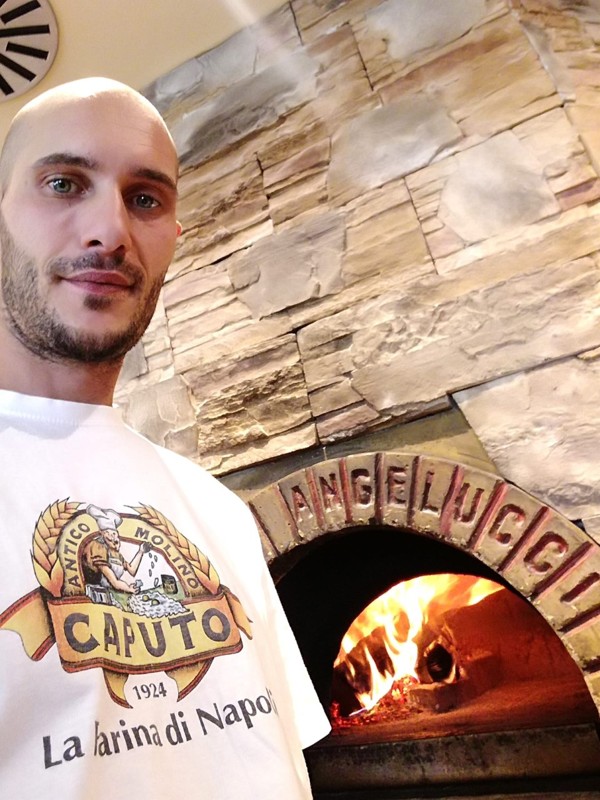 Den nye pizzabager hedder Giorgio Saitta. Han kommer fra den italienske bjergby Bolzano og har bagt pizzaer i 15 år.