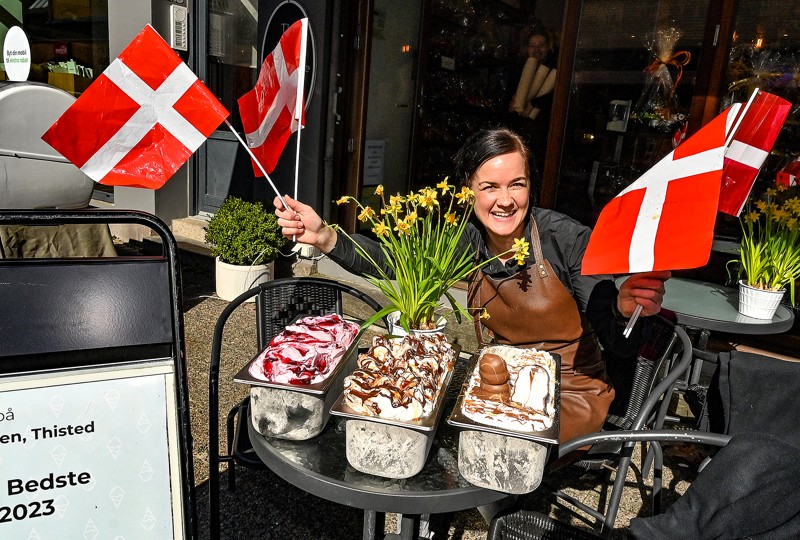 Pernille Tophus glæder sig helt vildt over at Chokoladekurven meget vel kan blive Danmarks bedste ishus i den landsdækkende konkurrence mellem 150 ishuse.