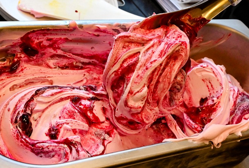 Lækker cremet is på den italienske Gelatto-måde. Her røres Amarena -kirsebær i is massen. 