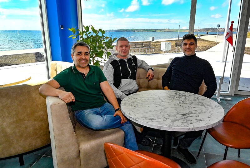 Så er de to indehavere, brødrene Figo (tv) og Fahim Stanikzai (th), der her sidder sammen med køkkenchefen Marcin Dlugi, klar til at åbne Café Læ lørdag.
