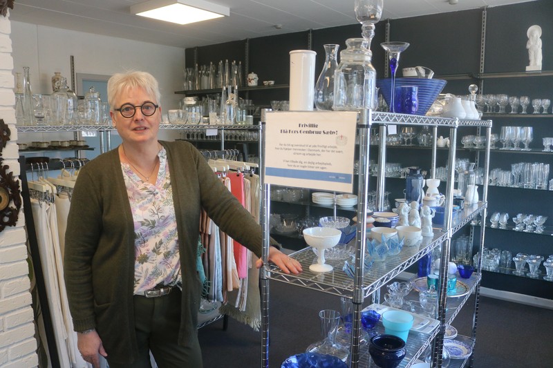Butiksleder Bettina Skræm i Blå Kors genbrugsbutik på Gl. Aalborgvej 2, har bl.a. et stort udvalg af glas til alle formål.