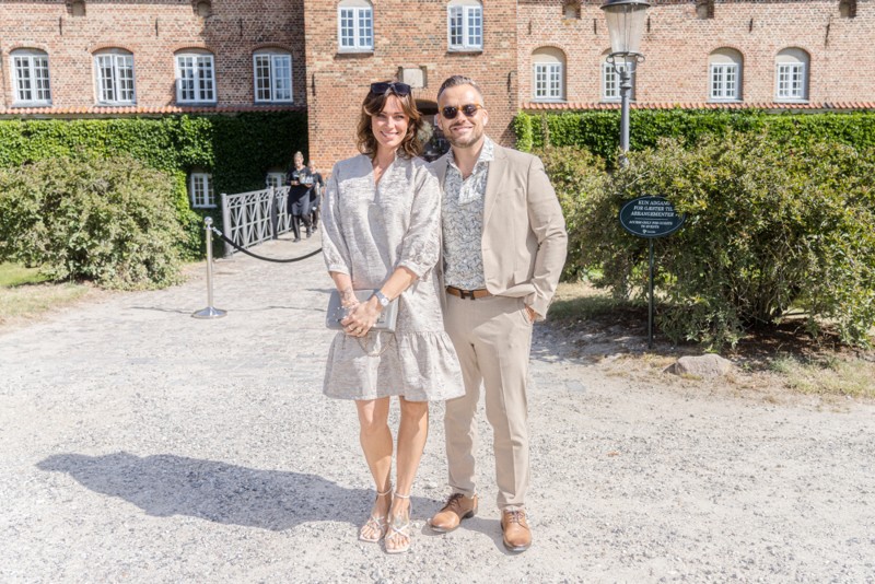 Lisbeth Østergaard og Ralf Christensen til Mascha Vang og Troels Krohn Dehlis bryllup på Holckenhavn Slot ved Nyborg, tirsdag den 2. august 2022.. (Foto: Michael Drost-Hansen/Ritzau Scanpix)