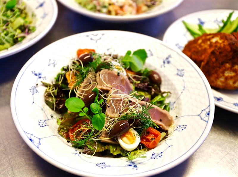Salade Nicoise med frisk grillet tun, vagtelæg og oliven er en af salaterne på menuen i havehuset.
