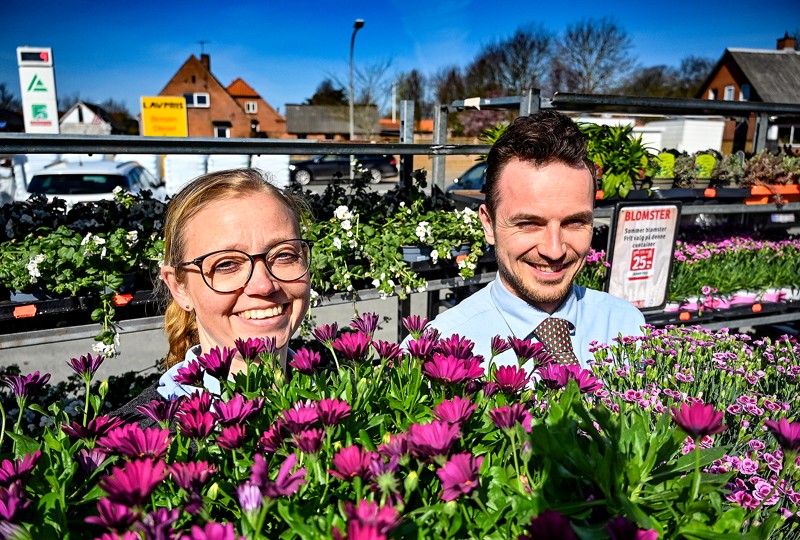 Marie Jensen og købmand Kristian Rysgaard står bag det traditionelle store-plantesalg over to dage 5. og 6. maj hos Spar Koldby.