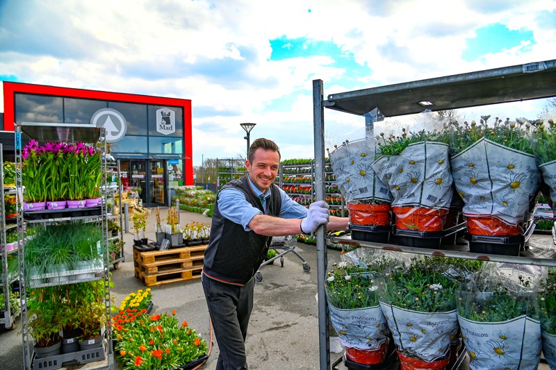 Vi går igen i år amok i indkøb af alle slags planter til hus og drivhus og priserne er med garanti banket i bund, siger købmand Kristian Rysgaard. 