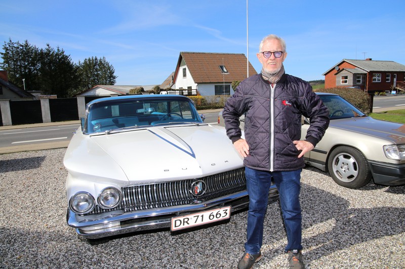 Knud Thomsen har netop startet sine to veteranbiler op efter vintersøvnen.