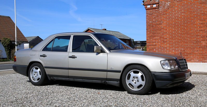 Mercedes-Benz 300E W124 fra 1985 har en helt særlig betydning for Knud. Han har kørt 1,5 mio. km i sådan en.