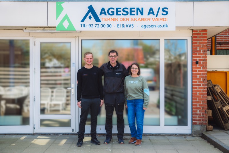 Hustruen, Trine Agesen, passer virksomhedens regnskaber men derudover er hun også optiker i Fjerritslev. Her er hun sammen med Niels og sønnen, Andreas.