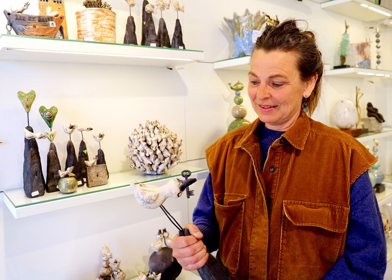 Hanne Munk Kure sælger en del af sine keramik-figurer og skulpturer i Galleri Bo i Skagen.