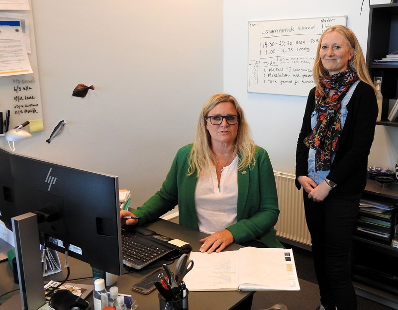 Her er det Anette Isaksen og Ulla Plannthin på JKS kontoret i Hirtshals.