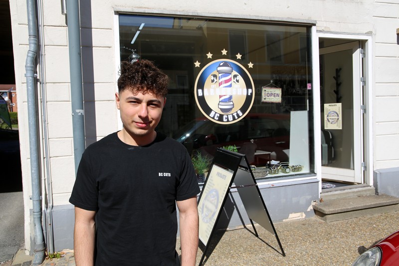Berkant Caprak foran sin barbershop i Danmarksgade, hvor han har haft travlt den første uge.