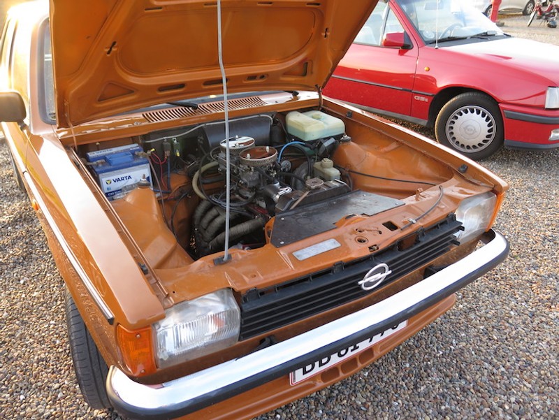 En Opel Kadett fra 1979 med en let modificeret motor og ellers i meget fin stand. Med 44 år ”på kilometertælleren” en veteranbil.	
