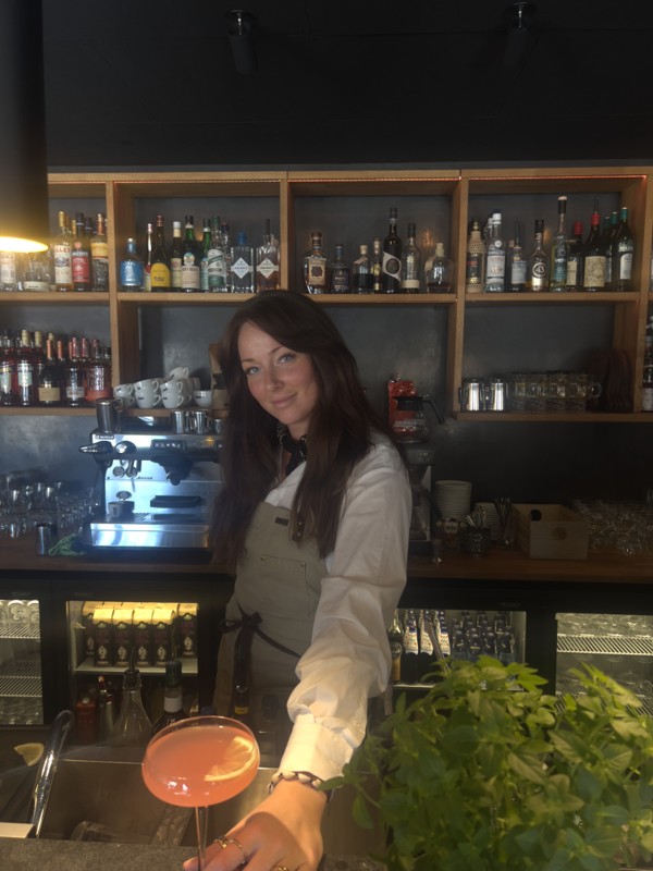 Maria Hammer Christensen har tidligere arbejdet som bartender i Australien og Frankrig. Nu skal hun servere våde varer i Skagen.