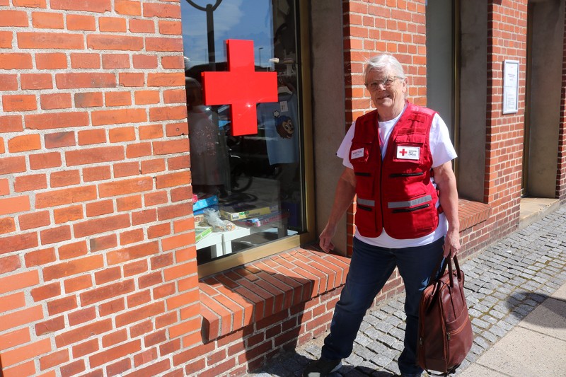 Kirsten Treebak i den karakteristiske Røde Kors vest som alle nødhjælpsarbejderne bærer overalt i verden.