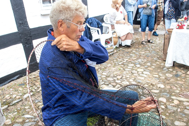 Erling Sørensen har erkendt, at ålefiskeriet er et uddøende erhverv. Så hver sommer stiller han op til Levendegørelse på Bratskov for at fortælle om det ældgamle håndværk.
