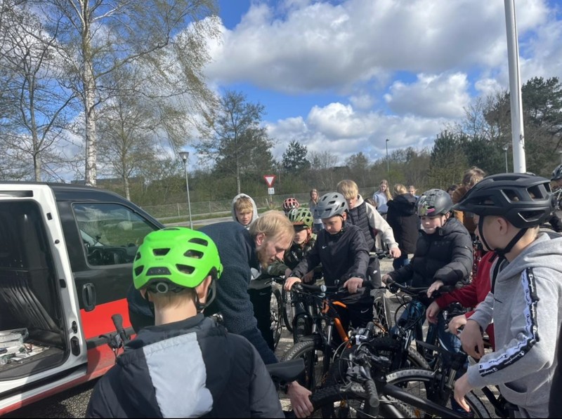 Jeppe Brandstrup Teisner fra Fri Bikeshop i Hadsund tjekker cyklerne.