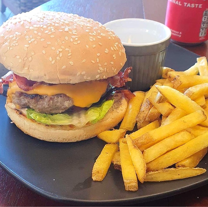Den hjemmelavede burger - hvor bøffen består af både oksekød og svinekød - er ny på menukortet.