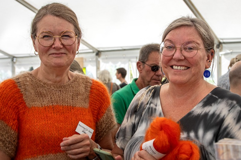 Lilla og orange pang-farver er højeste mode i uldbranchen, så Fiona Green (th) fra Vidstrup ved Hjørring købte godt ind af orange uld fra Farmers Yarn i Ry. Indehaver Joan Boesen fra Farmers Yarn bar selv en en strikkjole i de flotte farver.