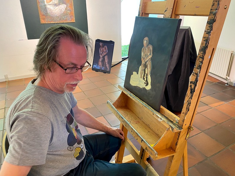Maler Kim Groth er her to timer inde i processen. I alt måtte han bruge fire timer.