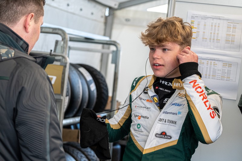 Racerkøreren Victor T. Nielsen fra Brønderslev gør det rigtig godt. I weekenden sikrede han sig således en pokal i forbindelse med sin Formel 4-debut på en berømt svenske racerbane med Formel 1-historie.