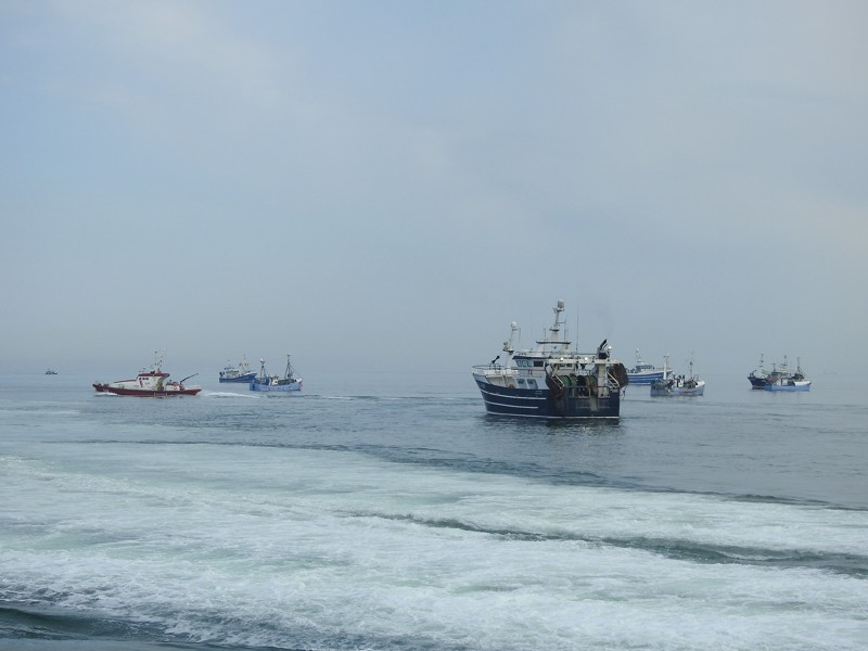 Der var mange fiskefartøjer uden for indsejlingen til Hirtshals Havn, hvor SAR redningsbåden også var til stede for en sikkerheds skyld.