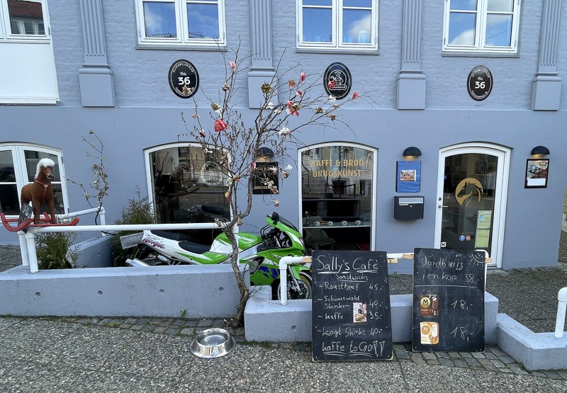 Sallys Café har hjemme på Storegade 36 i Hadsund. 