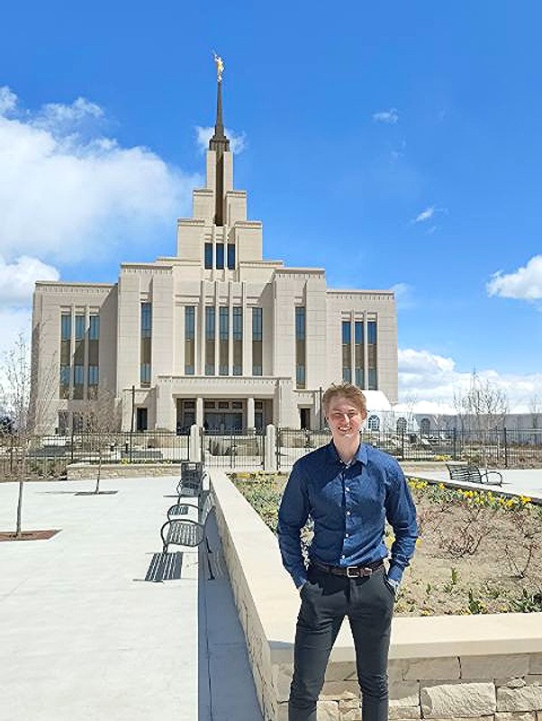 Patrick foran mormonkirken, der ejer universitetet, han går på. Religion fylder meget i amerikanernes hverdag.