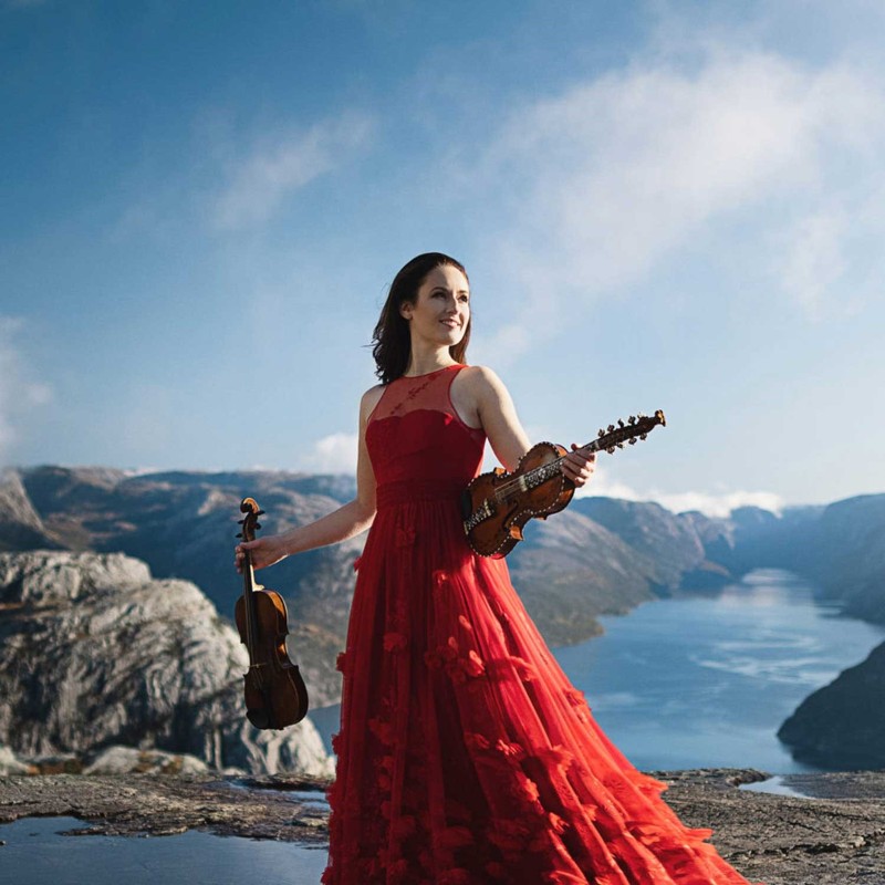 Den kendte norske violinist Ragnhild Hemsing deltager i åbningskoncerten med TrondheimSolisterne.