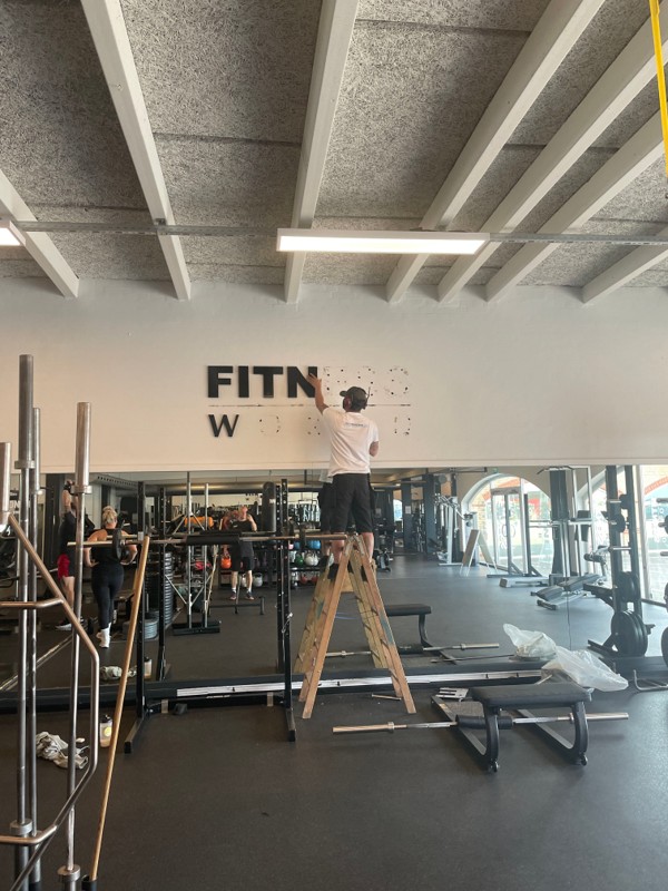 Tirsdag ændres navnet fra Fitness World til PureGym Fitness. Allerede nu er der ved at ske forandringer indenfor i centeret i Frederikshavn.