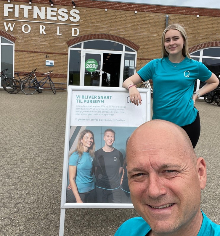 Michael Mogensbæk er leder af motionscenteret i Frederikshavn. Tirsdag ændres navnet fra Fitness World til PureGym Fitness. Bag I baggrunden ses Thea Østergaard, der også arbejder i fitness-centeret.