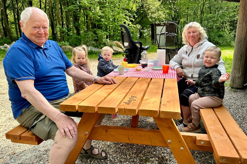 Formanden for Ashøje Plantage og dets venneforening, Jens Chr. Dissing, har tage plads sammen med dagplejer Anne Bekhøj og børnene Otto, Niklas og Rose.
