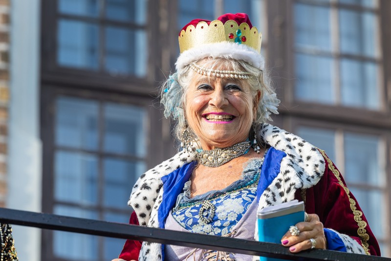 Judith Rothenborg kendt fra "Mormor på mandejagt" blev årets kanevalsdronning til den internationale parade fredag aften. Aalborg 19. maj 2023.     