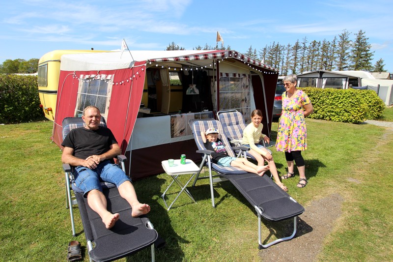 Conny og Finn Hansen fra Tåsinge nyder livet med børnebørn på MKP-træf på campingpladsen i Asaa.