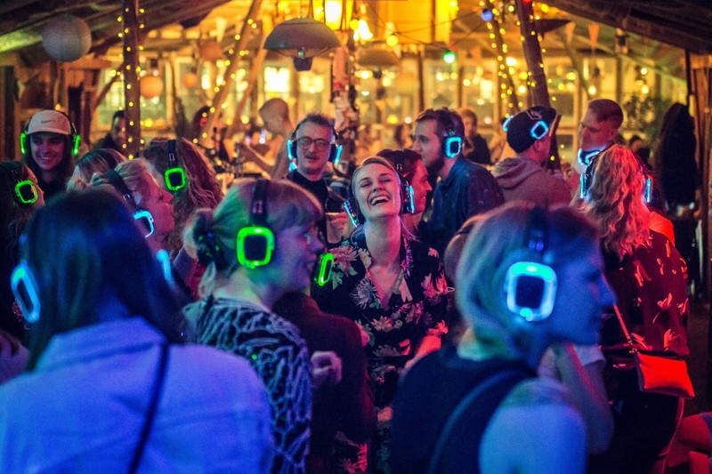 Silent DIsco giver deltagerne nogle sjove musikalske oplevelser. I år kan det prøves på Bålhøj Festival i Øster Brønderslev.