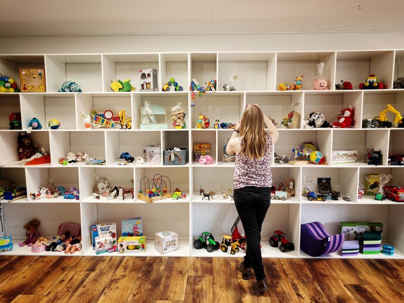Den store legetøjsreol har Miriam Pultz fået speciallavet til butikken. Og hun var til at starte med bange for, at den var blevet for stor - men indtil videre har butikken ingen problemer med at fylde hylderne.