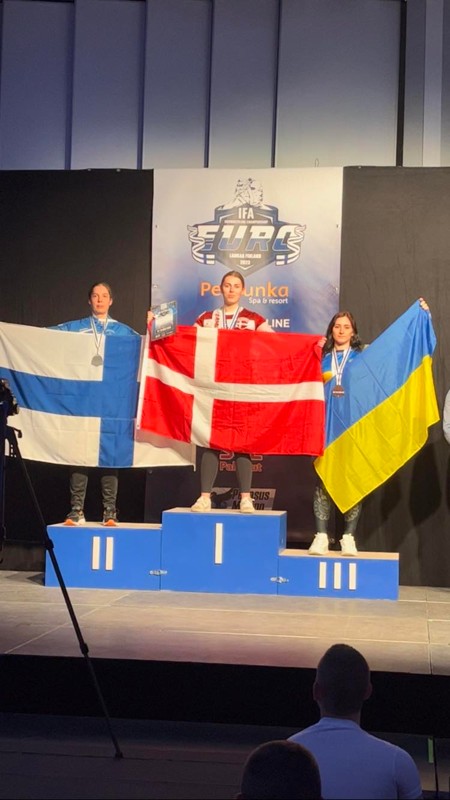 Nanna Dahl Hansen klatrede helt til tops på podiet i Finland, da der for nylig blev afholdt europamesterskaber i armlægning.
