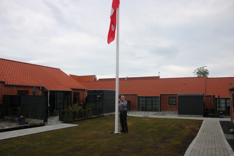 Medlem af flagudvalget, Karsten Rasmussen sørgede for, at Danneborg var hejst den 23. maj, hvor Skoleparken blev officielt indviet.