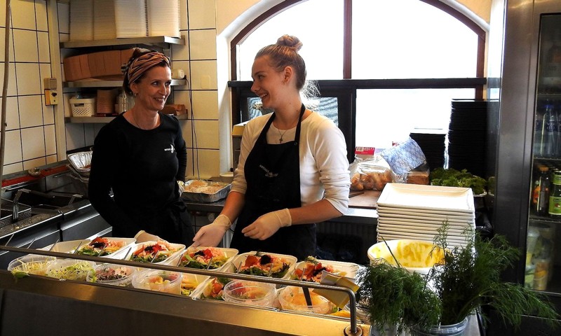 Der er fuld gang i køkkenet hele tiden, og Louise Nielsen til venstre, deltager i det hele.