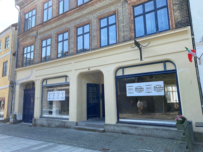 Lokalet til venstre skal være et koncept med pop-ups, mens lokalet til højre bliver tøjbutikken Studio Grundahl. 