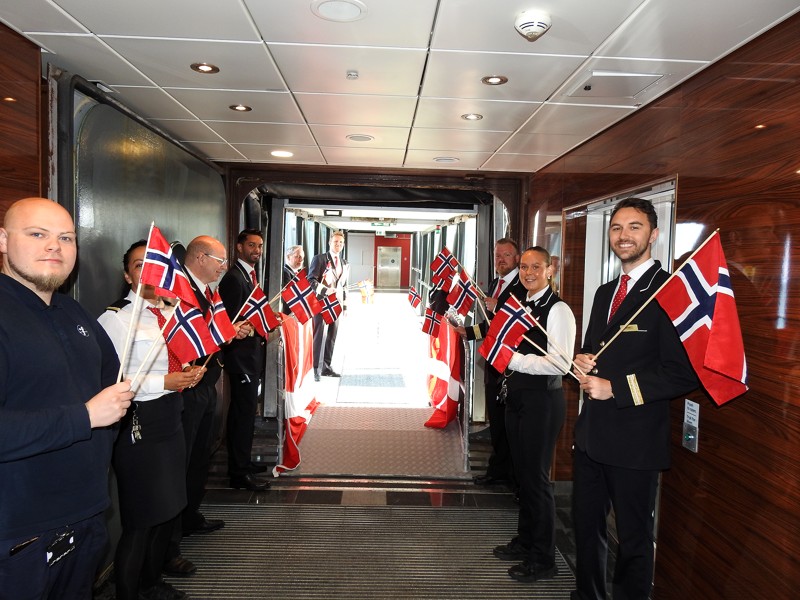Personalet på Stavangerfjord stod med flag ved ankomsten og ved afgangen 27. maj.