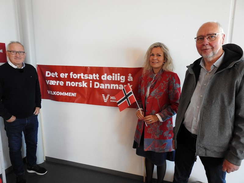 Her er det handelschef Per Martensen og turistchef Laila Zielke, samt formanden for Hirtshals Handel og Erhverv, Tommy Høj, der stod for modtagelsen af de mange rejsende til Danmark.