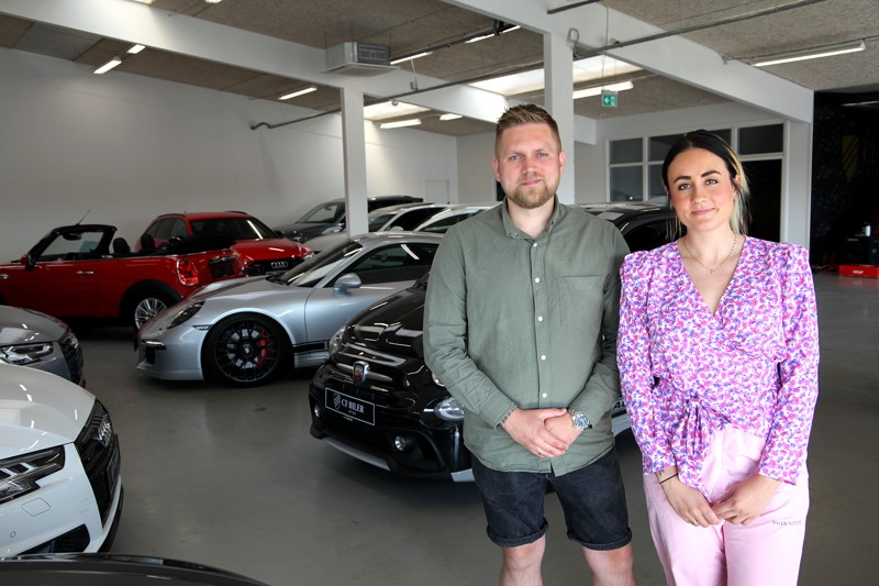 Jonas og Kristina importerer drømmebiler fra Sverige og Tyskland og sælger dem i hele landet.