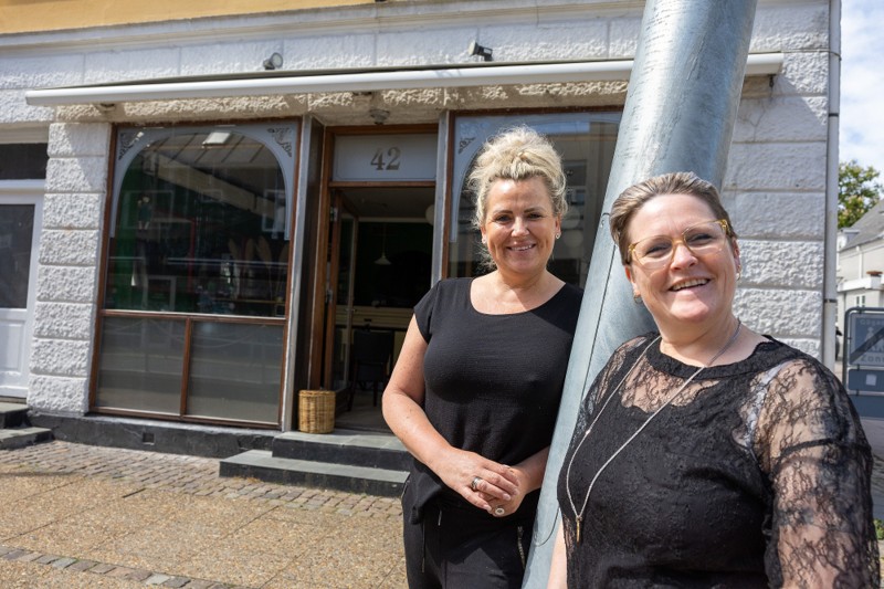 Elisabeth Amtoft Bredkær - kaldet Lisser - og veninden Anna Lund står bag den nye Cafe LA i Danmarksgade.