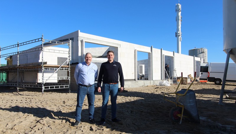 Sol og strand bygger nyt kontor i Klitmøller - og der kan ske meget på kort tid. Nu er byggeriet afsluttet og i næste uge er alt klar i det nye bureau ved indkørslen til Klitmøller