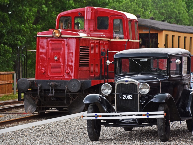 Ford Tudor og gammelt diesellokomotiv i Handest.