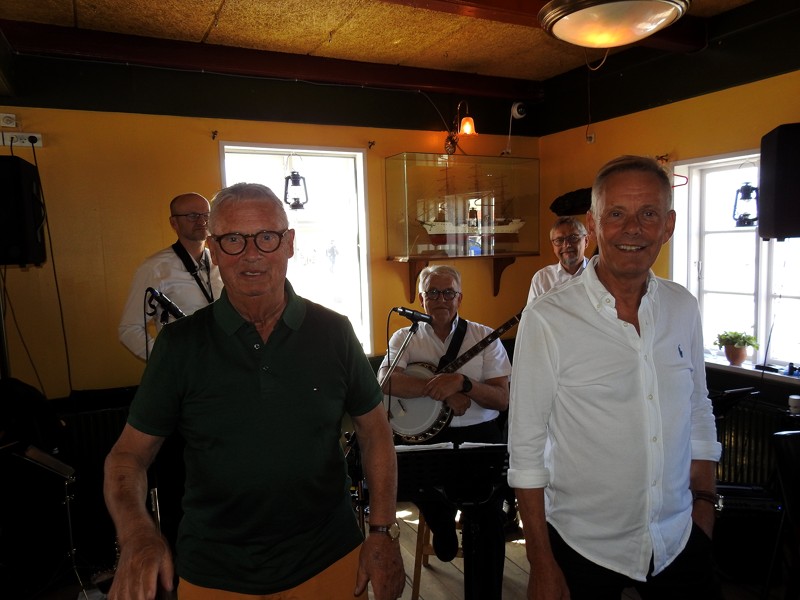 Henning Klipper og Jens Schlie havde sammen med de tre musikanter lavet et hyggeligt kro bal i krostuen på Hirtshals Kro.