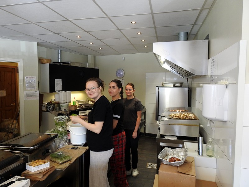De tre medhjælpere i Køboxens køkken er Nathalie og Cassandra, samt Enya.