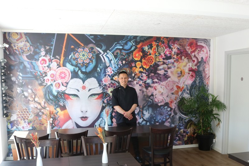 Kokken Cheng Liang med sine 20 års erfaring og respekt for kvaliteten og  håndværket,  serverer flotte retter fra det morderne japanske køkken.  