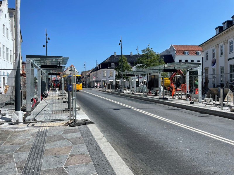 
Hans Andersen er kritisk over for, hvad Plusbus-projektet har gjort flere steder i byen. Især på Kastetvej. Her busskurene på Nytorv.