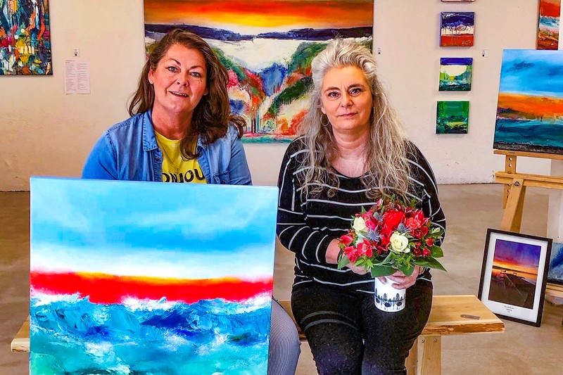 Lennette Blaabjerg og svigerinde Charlotte Blaabjerg er to af de fem lokale kunstnere der lørdag åbner Galleri B i Vester vandet.